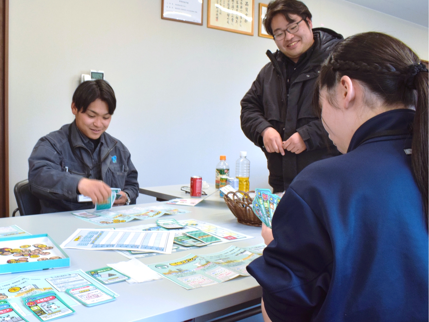 図面を見ながら検討する様子