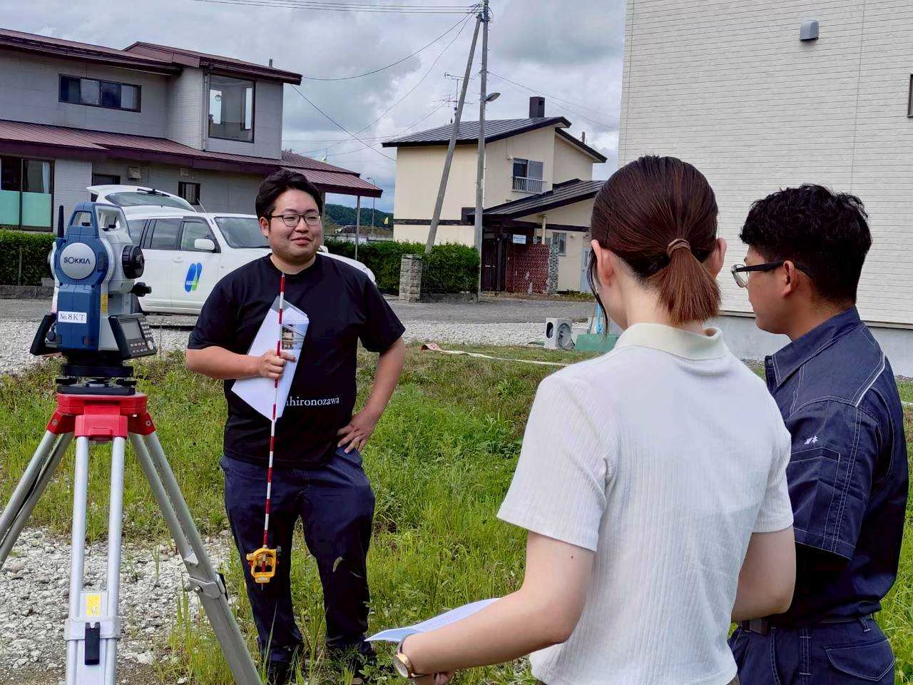 トータルステーションで測量するインターンの様子