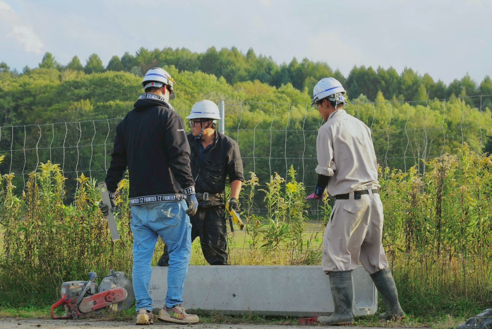 現場で打ち合わせる丸博野沢組の職人たち